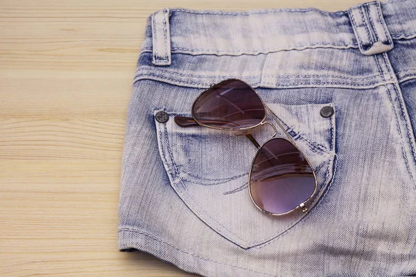 Pantalones Vaqueros Azules Gafas Sol Madera — Foto de Stock