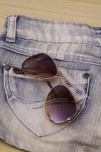 Pantalones Vaqueros Azules Gafas Sol Madera — Foto de Stock