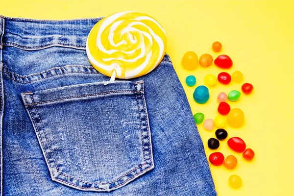 Piruleta Bolsillo Los Pantalones Azules Con Fondo Amarillo Dulces — Foto de Stock