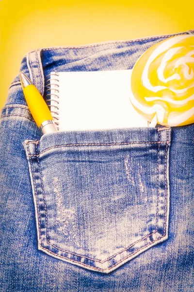Piruleta Cuaderno Bolsillo Los Pantalones Azules Con Fondo Amarillo — Foto de Stock