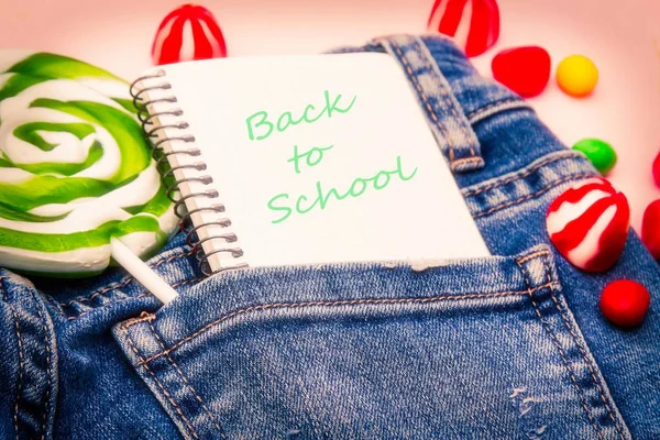 Retour École Avec Bonbons Carnet Dans Poche Jean Bleu — Photo