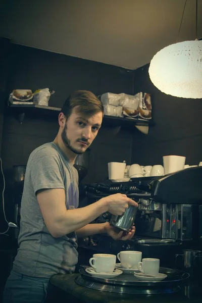 Servitören Att Göra Kaffe Puben — Stockfoto