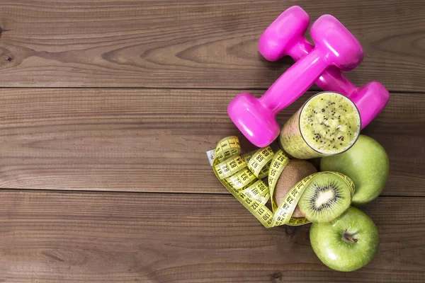 Grön Juice Måttband Och Hantlar Diet Och Bantning Koncept — Stockfoto