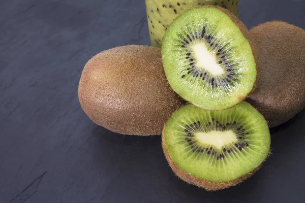 Kiwis Sur Plat Ardoise — Photo