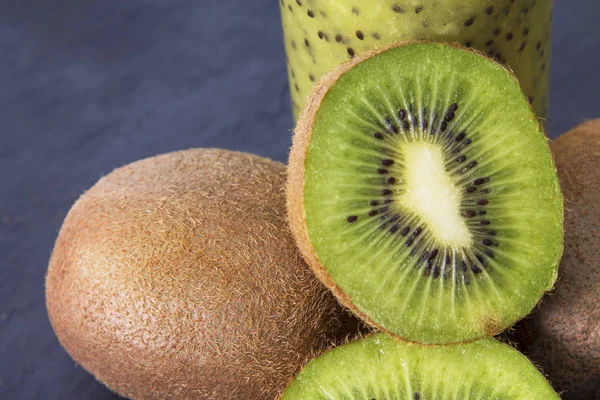 Kiwis Sur Plat Ardoise — Photo