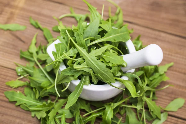 セラミックを用いたモルタル野菜の葉 ルッコラ — ストック写真