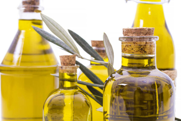 бутылки экстра девственного масла изолированы
