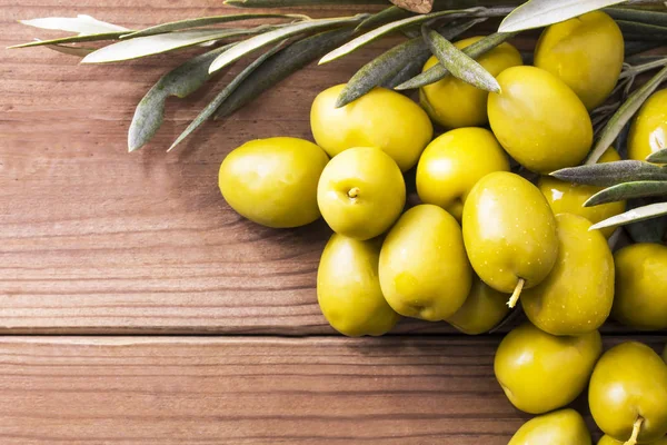 Aceitunas Sobre Fondo Madera —  Fotos de Stock