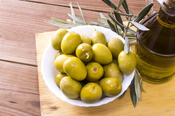 Aceitunas Botellas Aceite Oliva Virgen Extra Sobre Fondo Madera — Foto de Stock