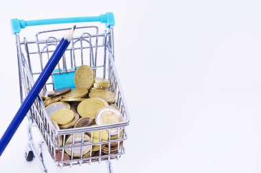 süpermarket alışveriş sepeti dolu euro