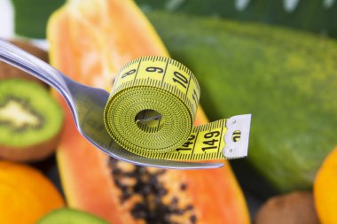 tropikal meyve ve çatal mezura ile. Diyet ve sağlık kavramı