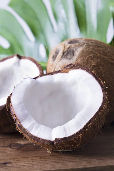 Kokosnuss Auf Holztisch — Stockfoto