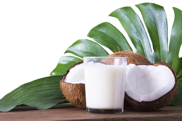 Orzechy Kokosowe Szklankę Mleka Kokosowego Drewniane Tła — Zdjęcie stockowe