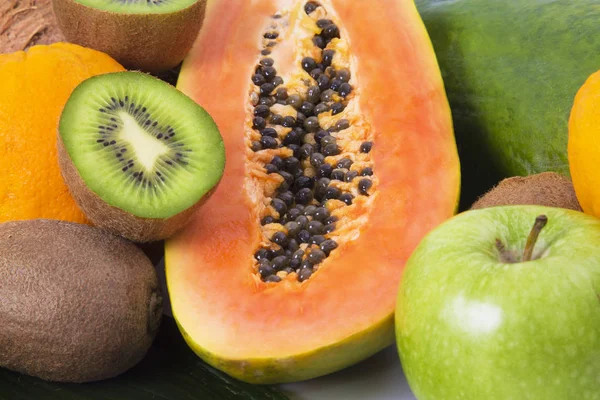 Frutas Tropicales Aisladas Papaya Kiwi Manzana Naranja —  Fotos de Stock