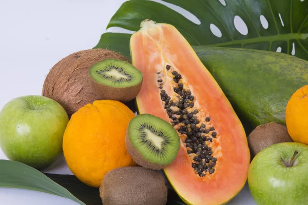 Buah Tropis Terisolasi Pepaya Kiwi Apel Dan Oranye — Stok Foto