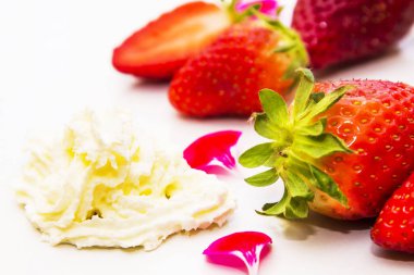 Kremalı çilek yemek