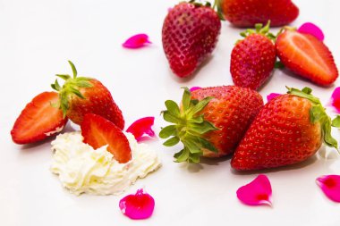 Kremalı çilek yemek