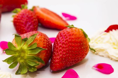 Kremalı çilek yemek