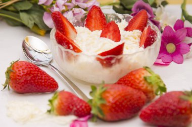 kase çilek kremalı