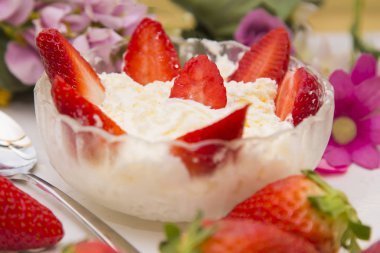 kase çilek kremalı