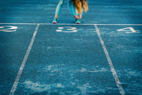 Atleta Atando Cordones Zapato Antes Correr — Foto de Stock