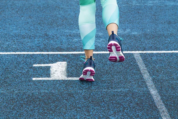 Atleta Femenina Caucásica Corriendo Pista Azul — Foto de Stock