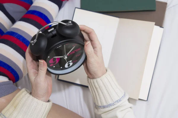 Konzept Der Rückkehr Zur Schule Mit Mädchen Und Wecker Der — Stockfoto