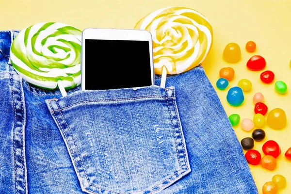 Teléfono Móvil Dulces Bolsillo Los Vaqueros — Foto de Stock