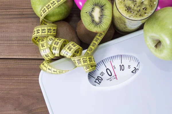 Skalor Med Mätning Tejp Och Gröna Frukter Begreppet Hälsosam Kost — Stockfoto