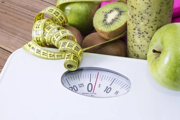 Skalor Med Mätning Tejp Och Gröna Frukter Begreppet Hälsosam Kost — Stockfoto