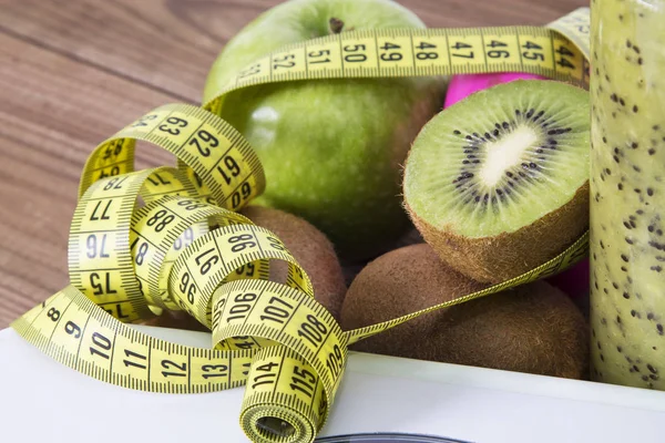 Skalor Med Mätning Tejp Och Gröna Frukter Begreppet Hälsosam Kost — Stockfoto