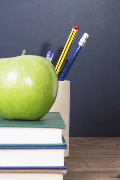 Concepto Volver Escuela Con Manzana Libros Bolígrafos Pizarra —  Fotos de Stock