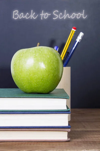 Concepto Volver Escuela Con Manzana Libros Bolígrafos Pizarra —  Fotos de Stock