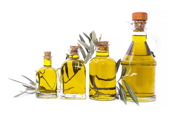 бутылки оливкового масла, выделенные на белом
