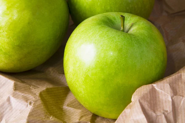 Manzanas Verdes Sobre Papel Embalaje Marrón —  Fotos de Stock