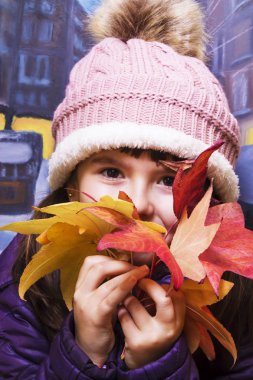 yağmurlu şehir arka plan ile sonbahar ile oynayan kız portresi bırakır