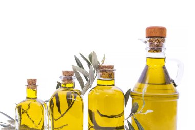 beyaz izole sızma zeytinyağı şişeleri