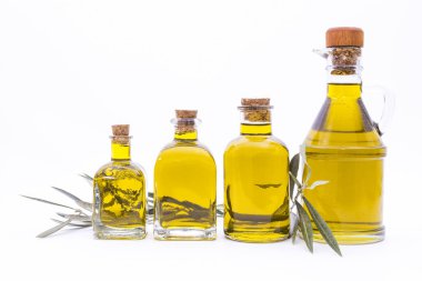beyaz izole sızma zeytinyağı şişeleri