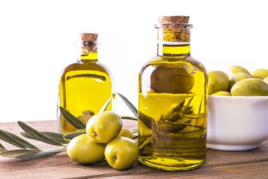 şişe sızma zeytinyağı ve zeytin beyaz izole kase