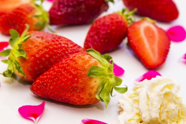 Kremalı çilek yemek