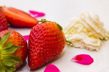 Kremalı çilek yemek