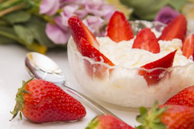 kase çilek kremalı