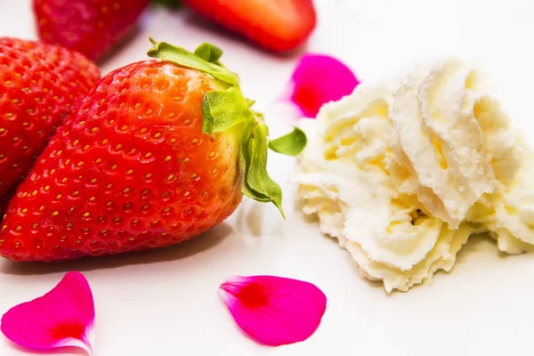 Kremalı çilek yemek