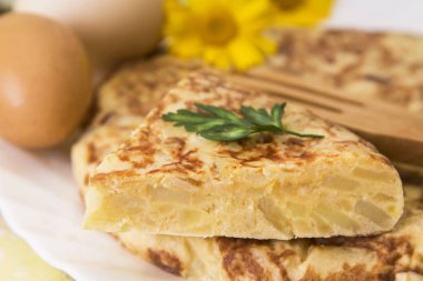 İspanyol omlet patates ve soğan, geleneksel gıda ile