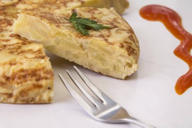 geleneksel İspanyol omleti çanak domates sos ile