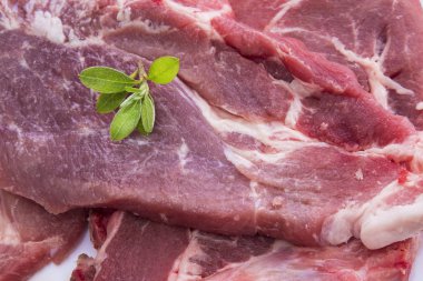 ahşap masa üzerinde domuz eti biftek