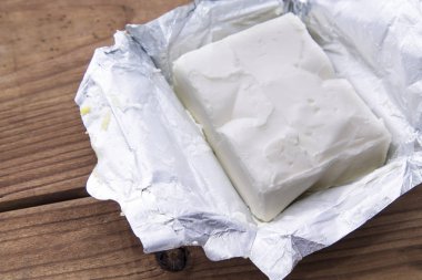 Tereyağı blok ahşap tahta üzerinde. Pişirme veya kavramı pişirme