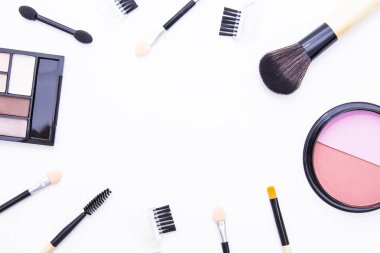 Makyaj malzemelerinin üst görünümü