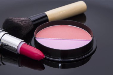 Makyaj malzemelerinin üst görünümü