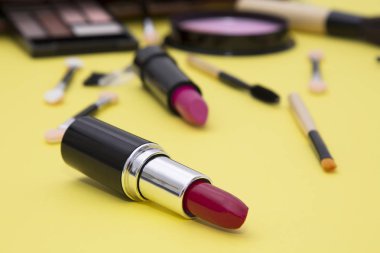 Ruj. Profesyonel makyaj ve güzellik. Ruj renk tonları paleti portre. Renkli arka plan üzerinde renkli ruj